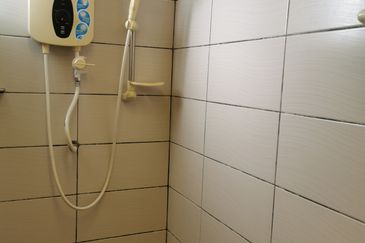 Kg Lapan Bachang Master Bedroom To Let