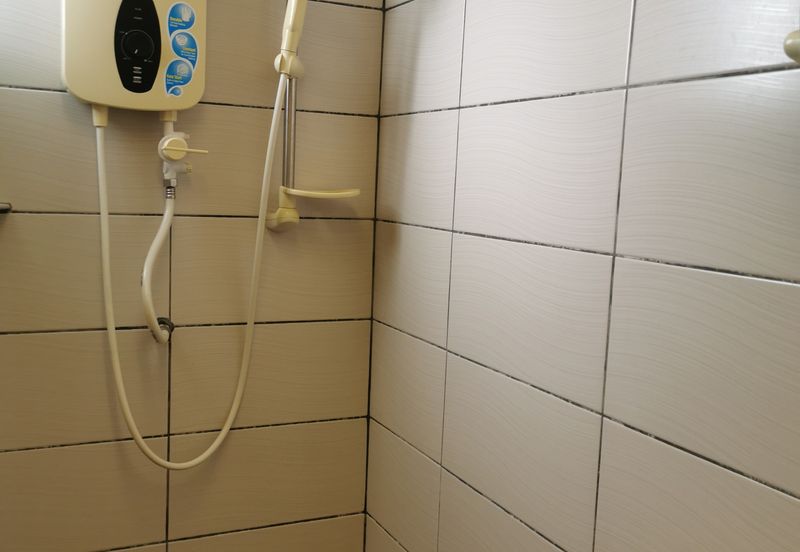 Kg Lapan Bachang Master Bedroom To Let