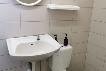 Kg Lapan Bachang Master Bedroom To Let 