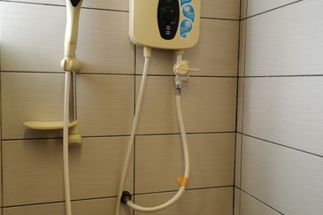 Kg Lapan Bachang Master Bedroom To Let 