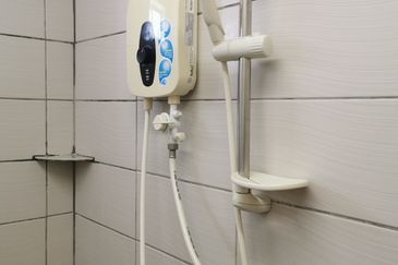 Kg Lapan Bachang Master Bedroom To Let