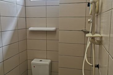 Kg Lapan Bachang Master Bedroom To Let