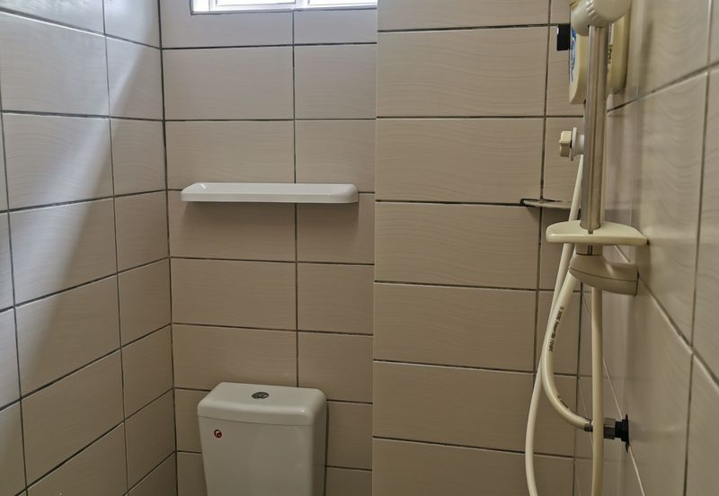 Kg Lapan Bachang Master Bedroom To Let