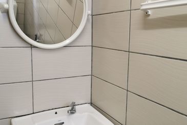 Kg Lapan Bachang Master Bedroom To Let