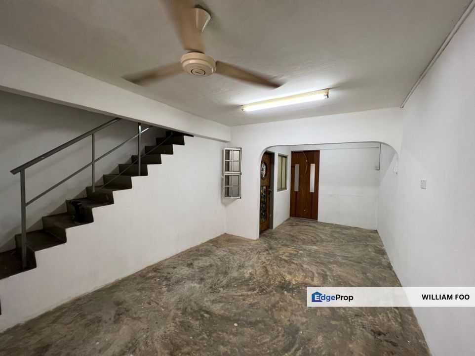 Taman Daya 3Bed Partial Furnished Low Deposit Rent for Rental RM1,000