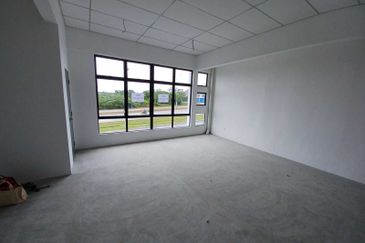 Sime Darby Pasir Gudang 3 Storey Shop Partial Rent