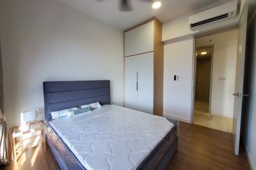 THE PULSE RESIDENCE & THE PULSE