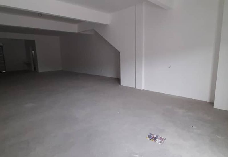 Ground Floor Shop @ Pusat Perniagaaan Merak, Rasah for Rent