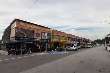 Ground Floor Shop @ Pusat Perniagaaan Merak, Rasah for Rent