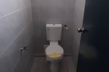 Ground Floor Shop @ Pusat Perniagaaan Merak, Rasah for Rent