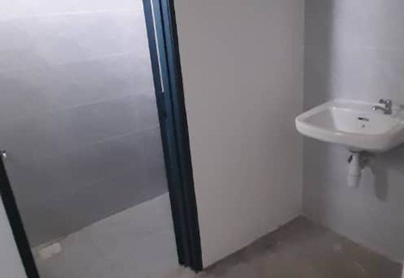 Ground Floor Shop @ Pusat Perniagaaan Merak, Rasah for Rent