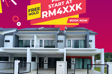 Rumah Teres Dua Tingkat di Kubang Semang Penang