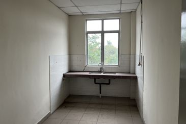 West Port, Pulau Indah