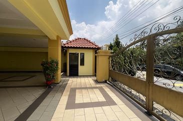 Beautiful and spacious Freehold bungalow for sale in ss19 subang jaya
