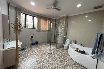 Beautiful and spacious Freehold bungalow for sale in ss19 subang jaya