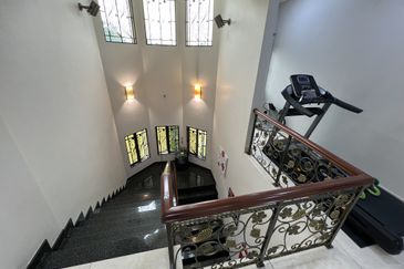 Beautiful and spacious Freehold bungalow for sale in ss19 subang jaya