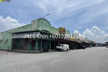 Nilai 3 Freehold end lot link factory for sale/rent 30x100