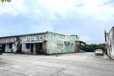 Nilai 3 Freehold end lot link factory for sale/rent 30x100