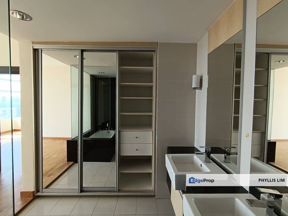 Partially furnished endlot unit in Dua Sentral, Kuala Lumpur, Brickfields