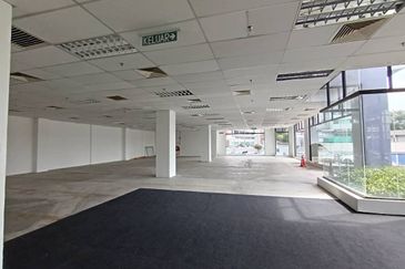 Ground floor showroom within industrial vicinity