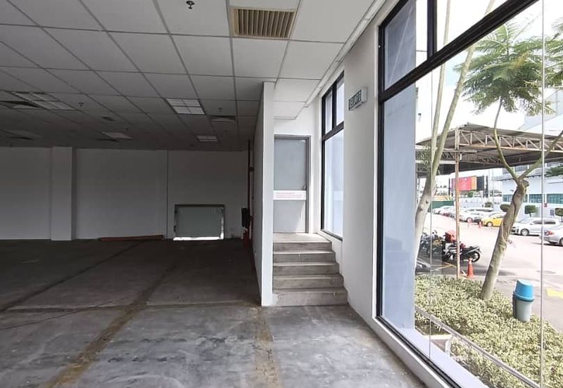 Ground floor showroom within industrial vicinity