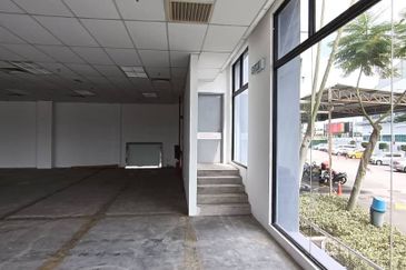 Ground floor showroom within industrial vicinity