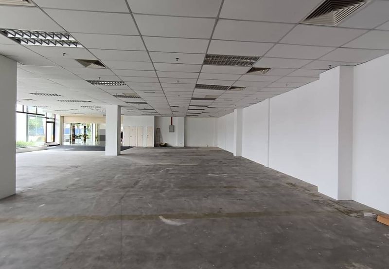 Ground floor showroom within industrial vicinity