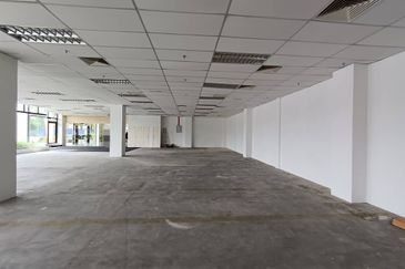 Ground floor showroom within industrial vicinity