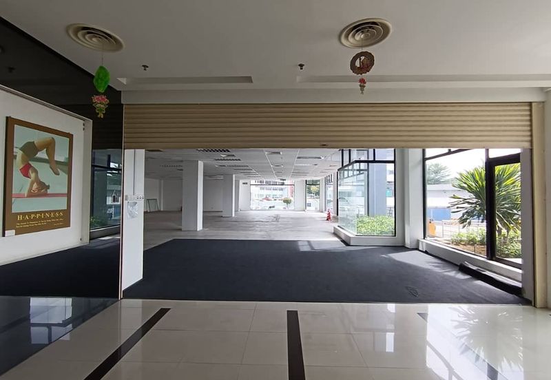 Ground floor showroom within industrial vicinity