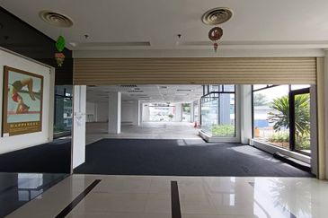 Ground floor showroom within industrial vicinity