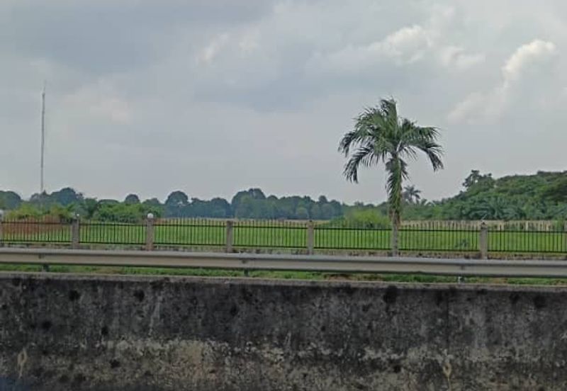 Agricultural land zoned for residential development on arterial road in Klang