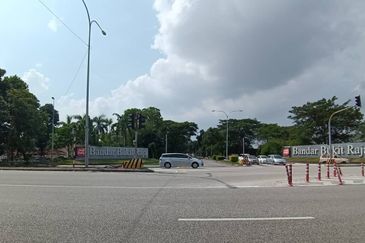 Agricultural land zoned for residential development on arterial road in Klang