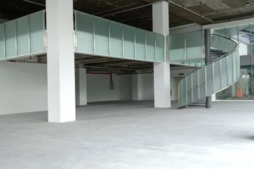 Ground floor showroom with office space in PJCT