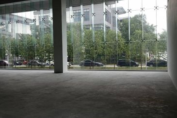 Ground floor showroom with office space in PJCT