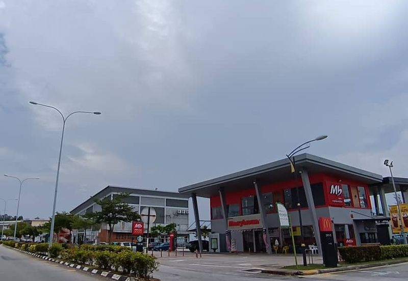 PD Waterfront shop lot for sale with tenancy, near to beach side & main road