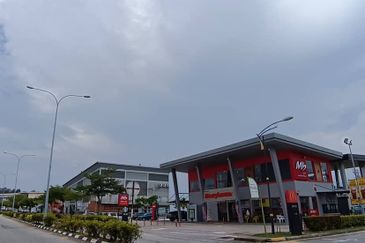 PD Waterfront shop lot for sale with tenancy, near to beach side & main road