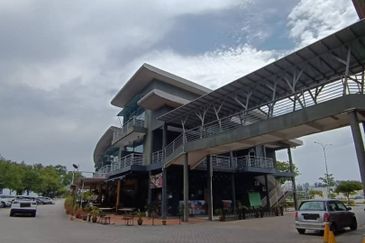 PD Waterfront shop lot for sale with tenancy, near to beach side & main road