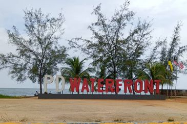 PD Waterfront shop lot for sale with tenancy, near to beach side & main road