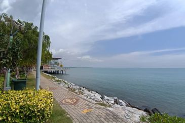 PD Waterfront shop lot for sale with tenancy, near to beach side & main road