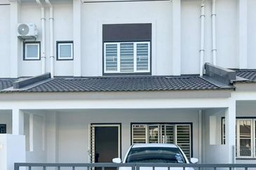 M Senyumia Salak Tinggi