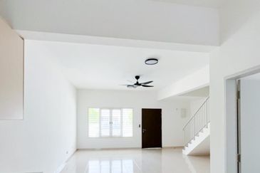 M Senyumia Salak Tinggi