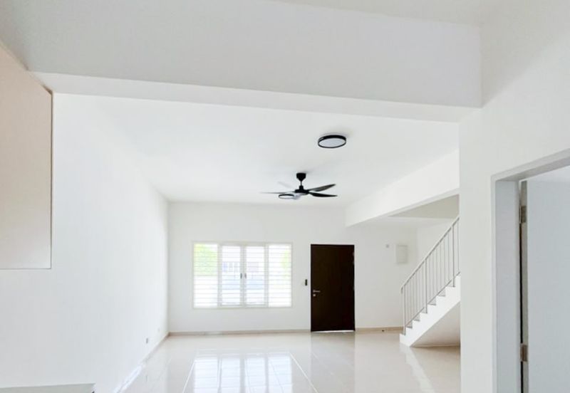 M Senyumia Salak Tinggi *