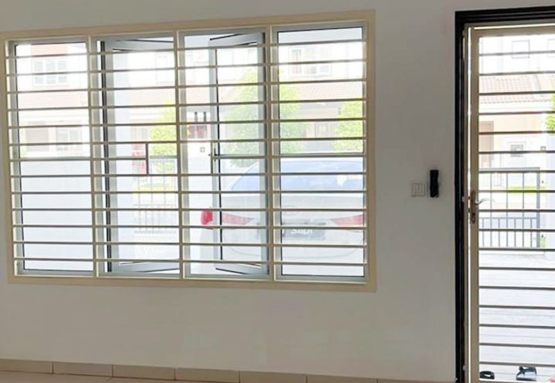 M Senyumia Salak Tinggi *