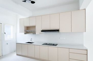 M Senyumia Salak Tinggi