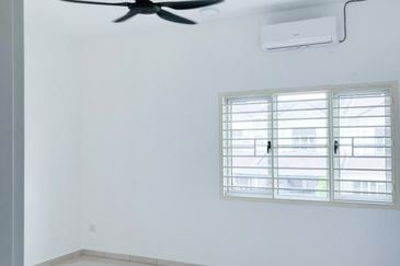 M Senyumia Salak Tinggi