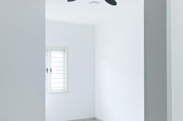 M Senyumia Salak Tinggi