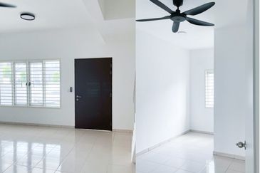 M Senyumia Salak Tinggi