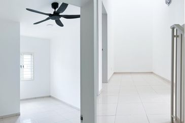 M Senyumia Salak Tinggi