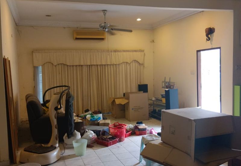 Jalan Sopan, Johan Setia