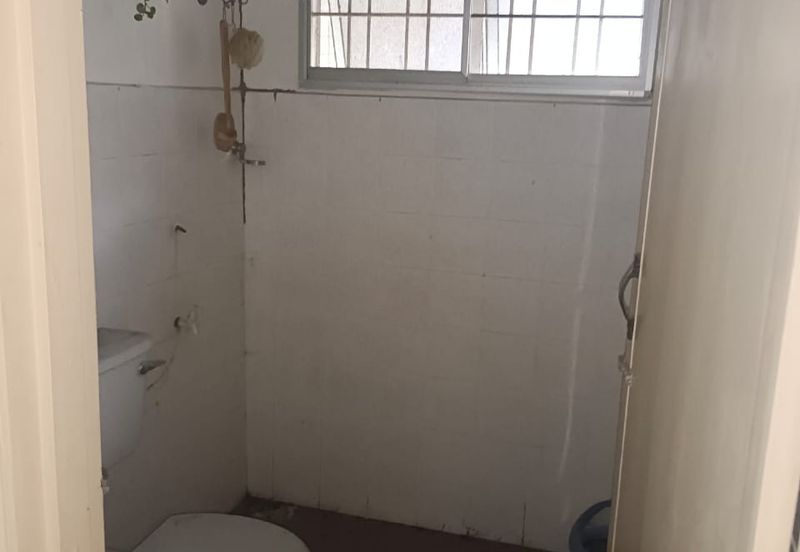 Jalan Sopan, Johan Setia